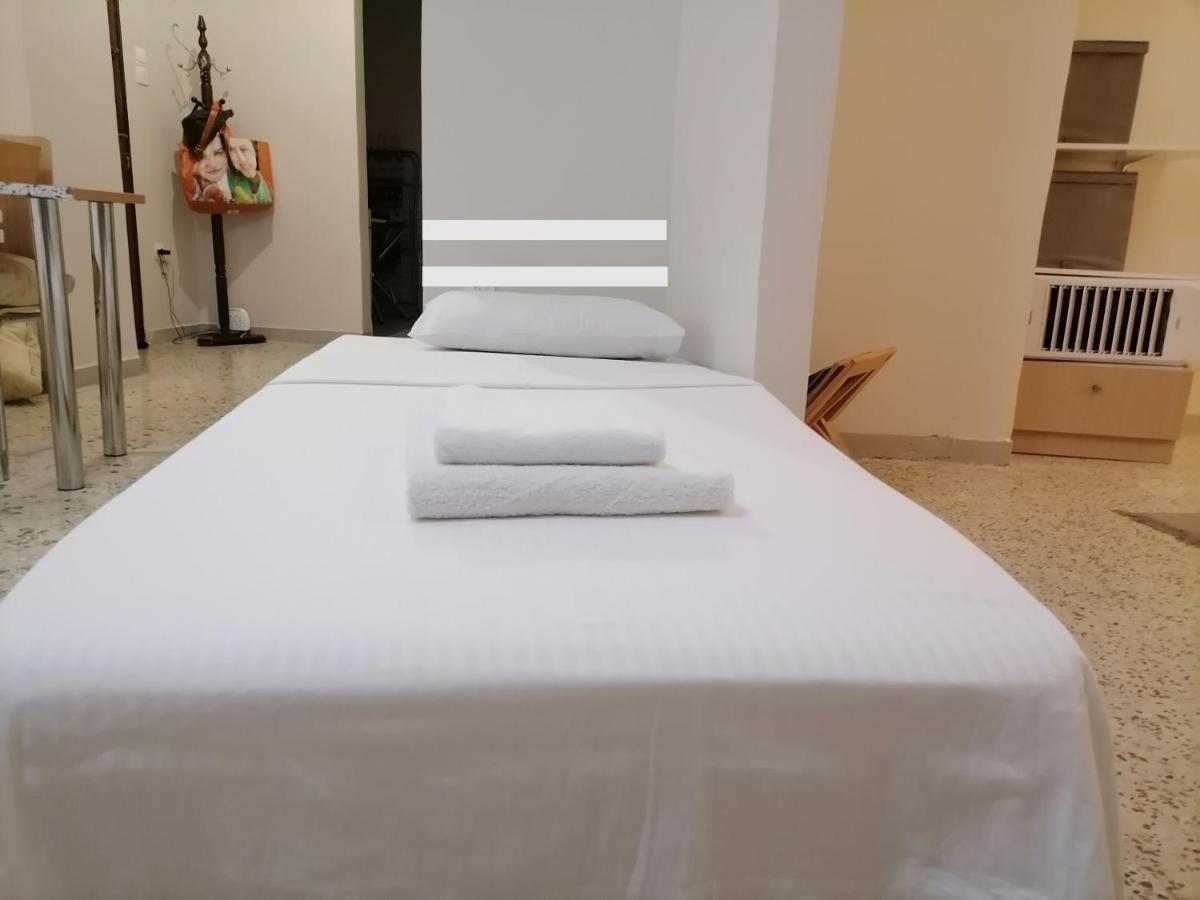 Filopappou Decent Apartment Atenas Exterior foto