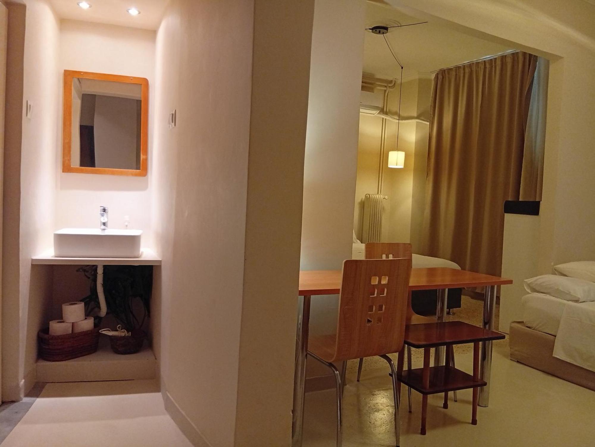 Filopappou Decent Apartment Atenas Exterior foto