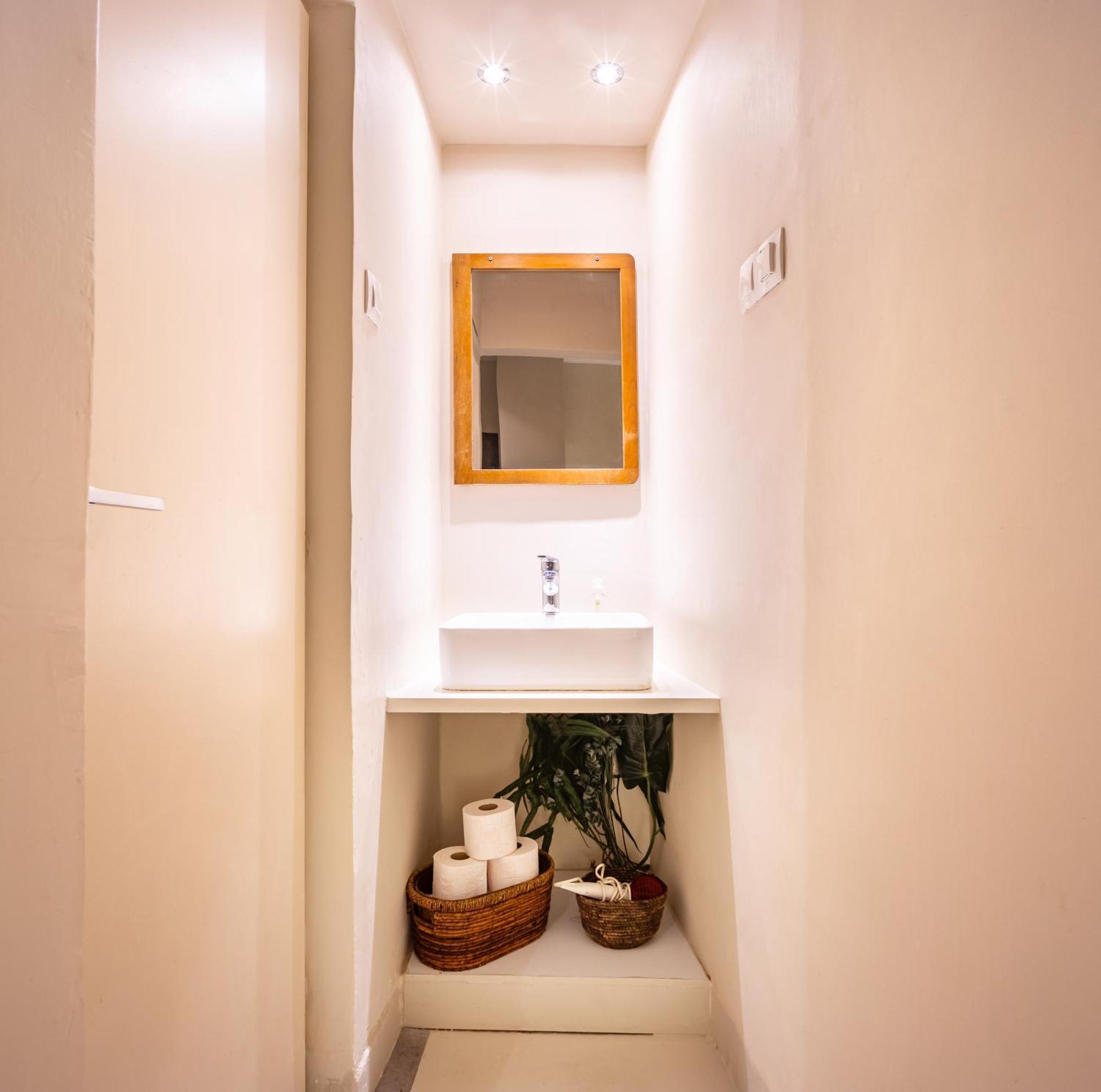 Filopappou Decent Apartment Atenas Exterior foto